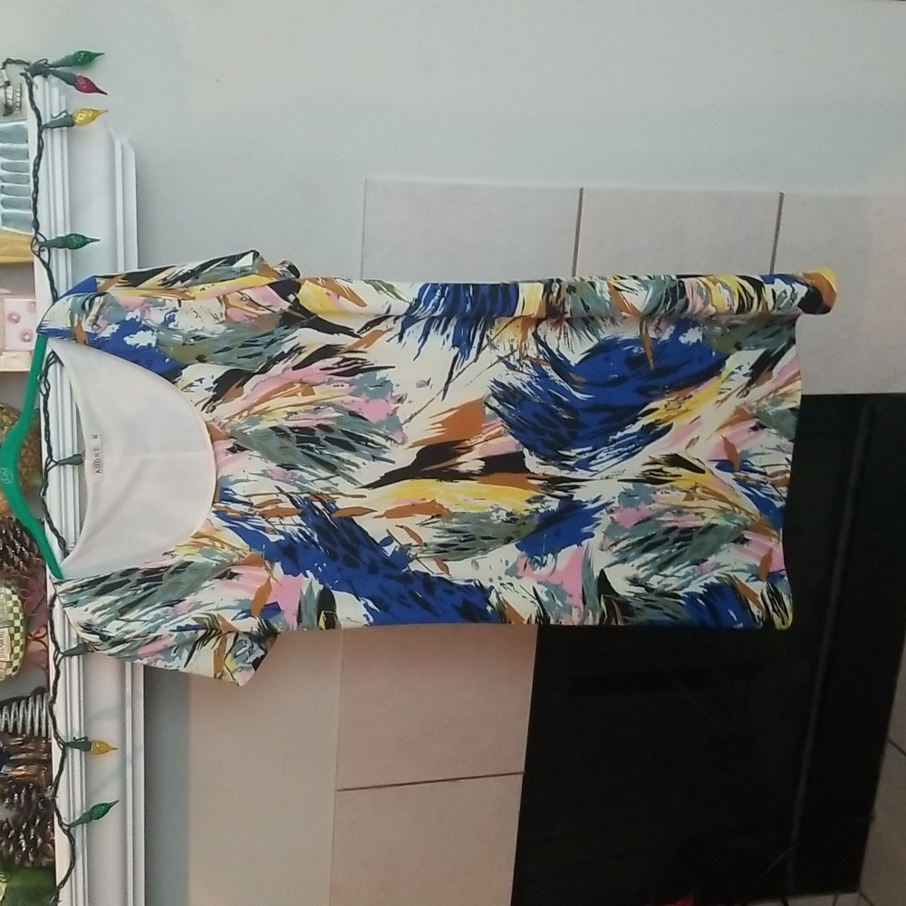 Short sleeve floral print dress. It's knee length.